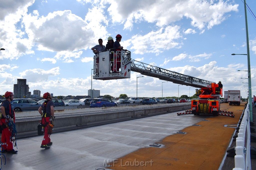 Koelner Seilbahn Gondel blieb haengen Koeln Linksrheinisch P088.JPG